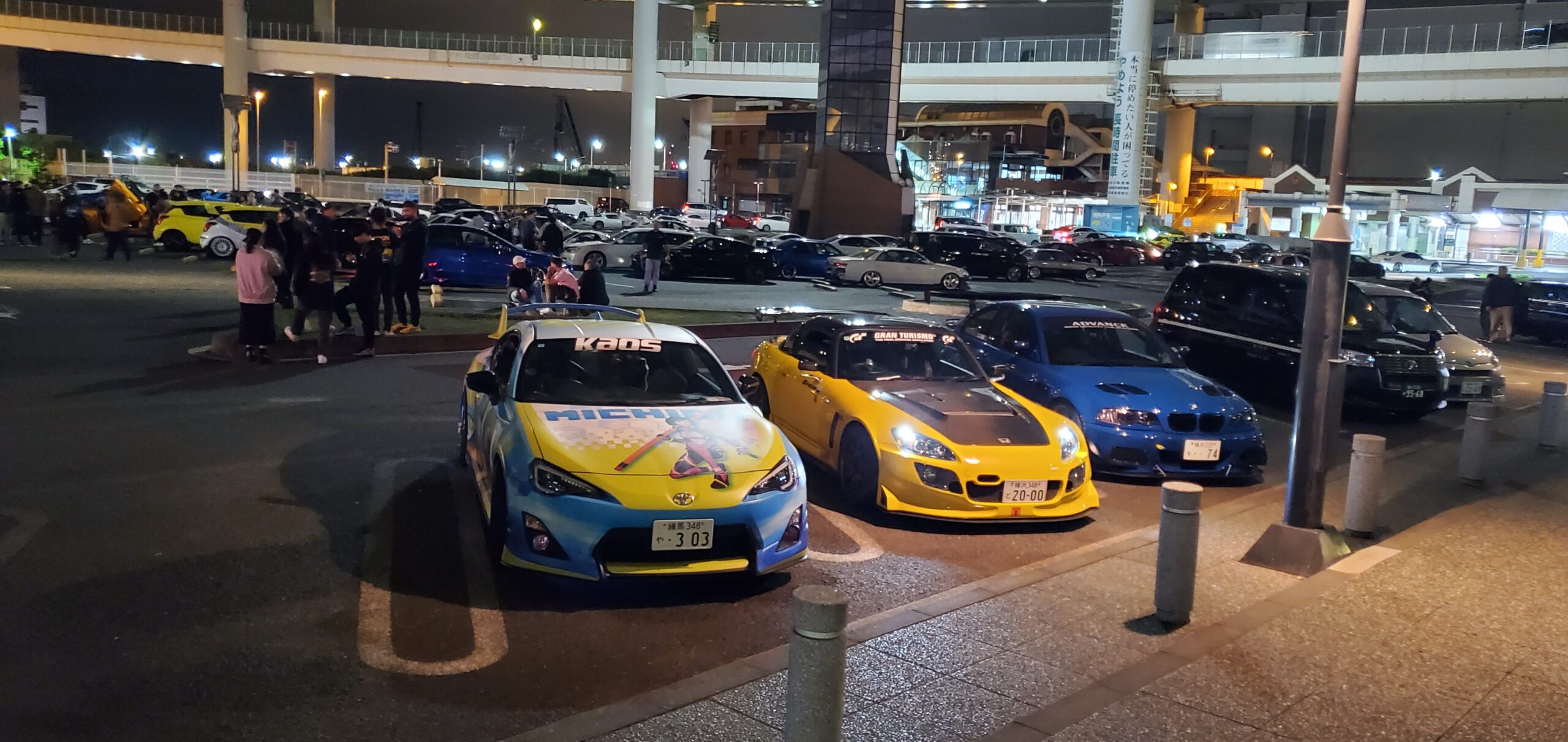Cars lined up at Daikoku parking area at night